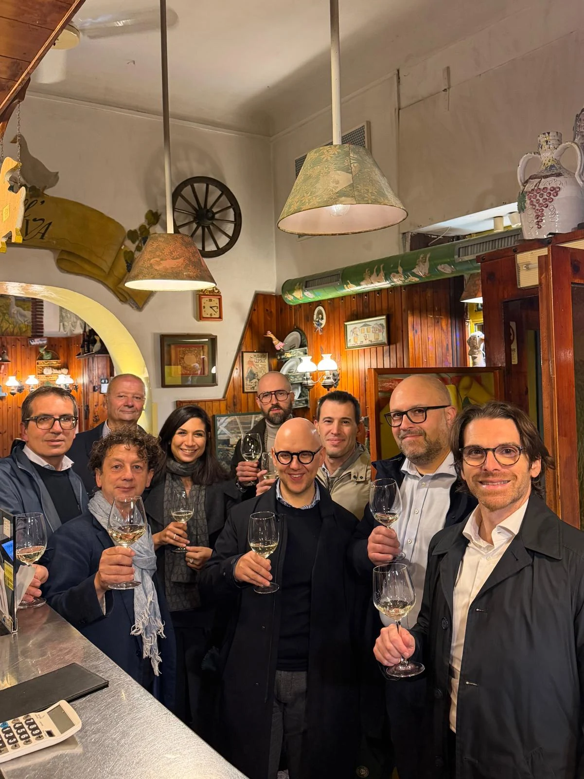 Maurizio Predieri with friends from the Bocconi Alumni Community, raising their glasses at dinner on 22 October 2026.