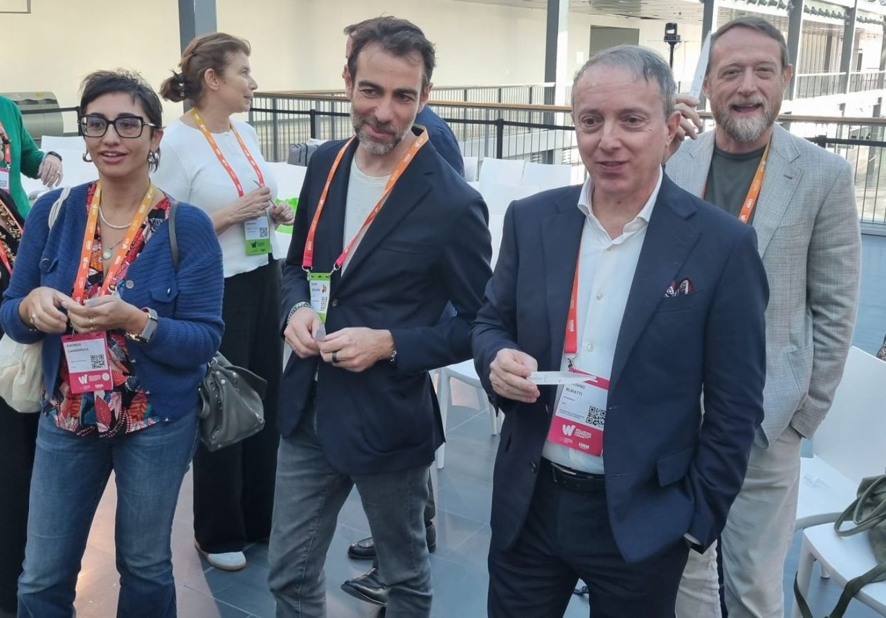 Participants holding scent strips during Profumo di Network at the Wellbeing Happiness Forum 2026.