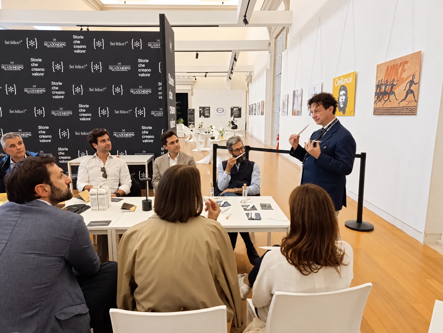 Maurizio Predieri con i partecipanti al workshop olfattivo di RelazionEXPO a Verona.